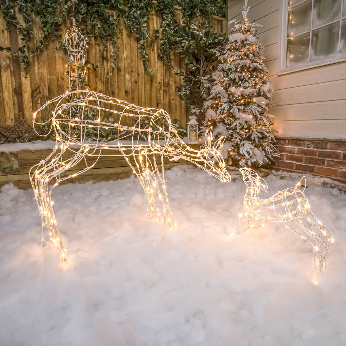 Pre-Lit Christmas Reindeer - 1M White Wire Light Up Mother &amp; Baby with 250 White LEDs