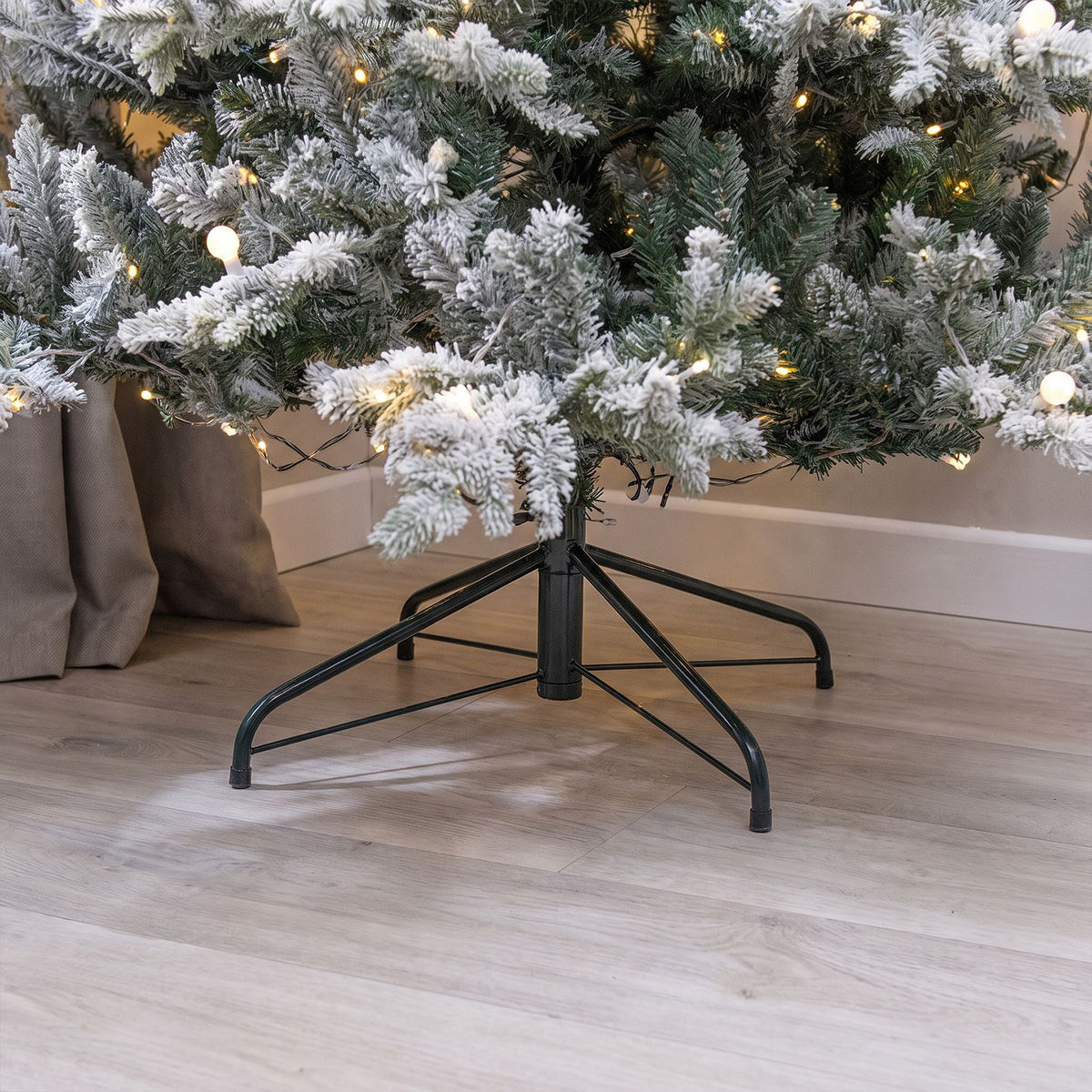 Regent Artificial Pre-Lit Green PE/PVC Christmas Tree with Snow 6FT, 7FT