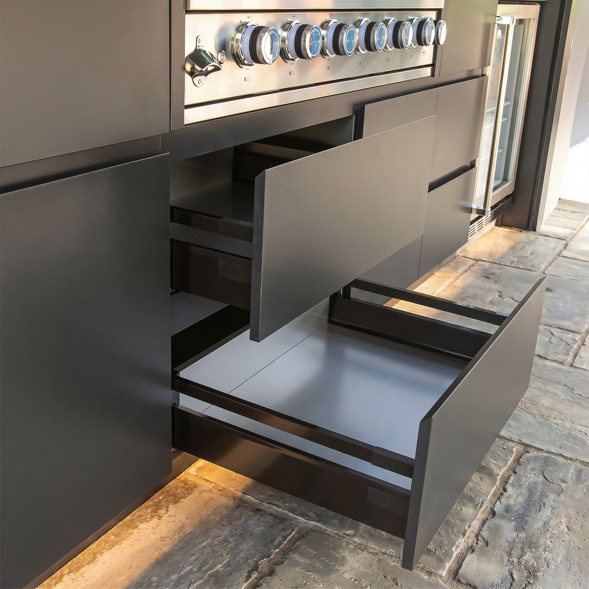 Draco Grills Outdoor Kitchen Garden Pod with 6 Burner Stainless Steel Barbecue and Fridge