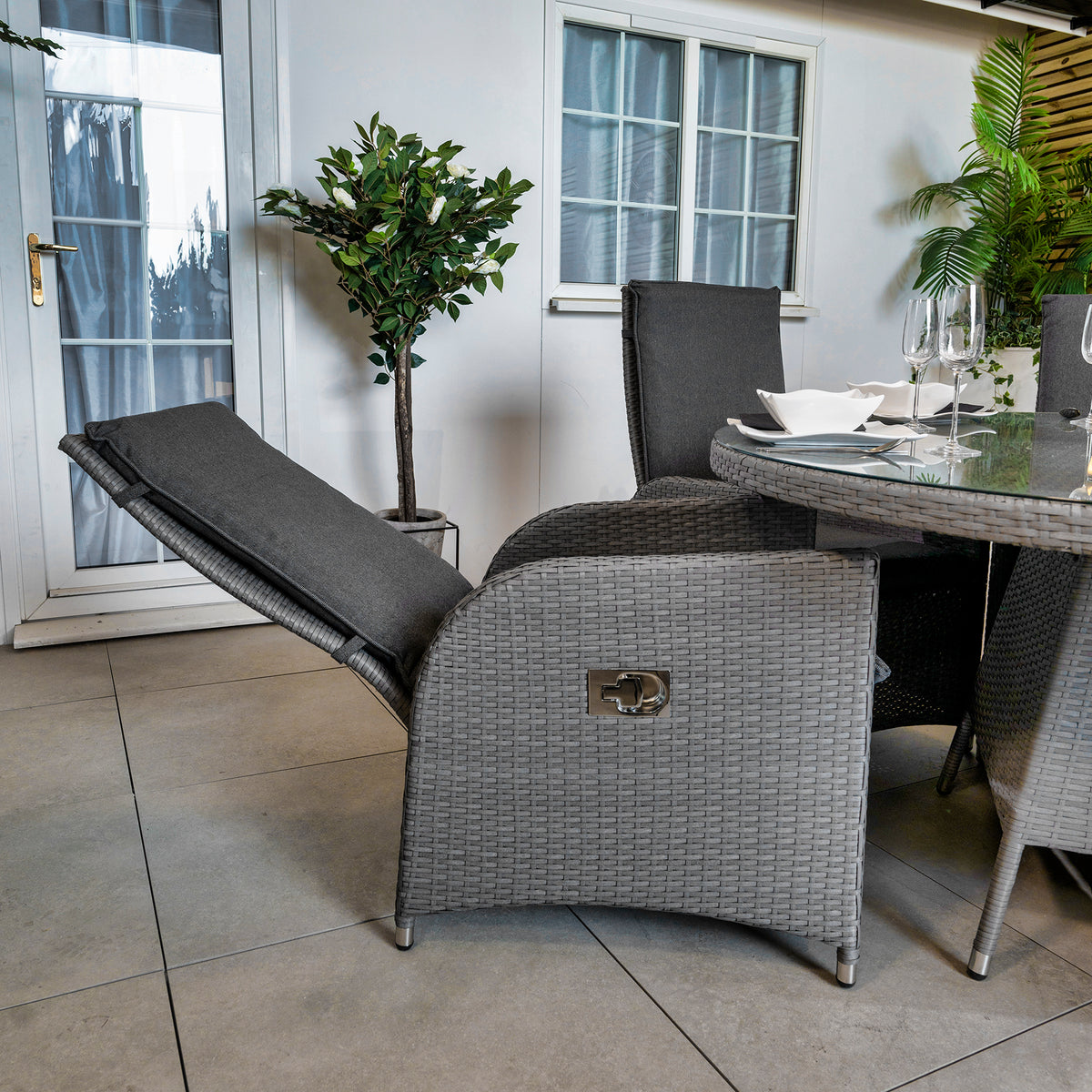 Bracken Outdoors 6 Seat Round Dakota Rattan Garden Furniture Set 1.5m with Recliner Chairs
