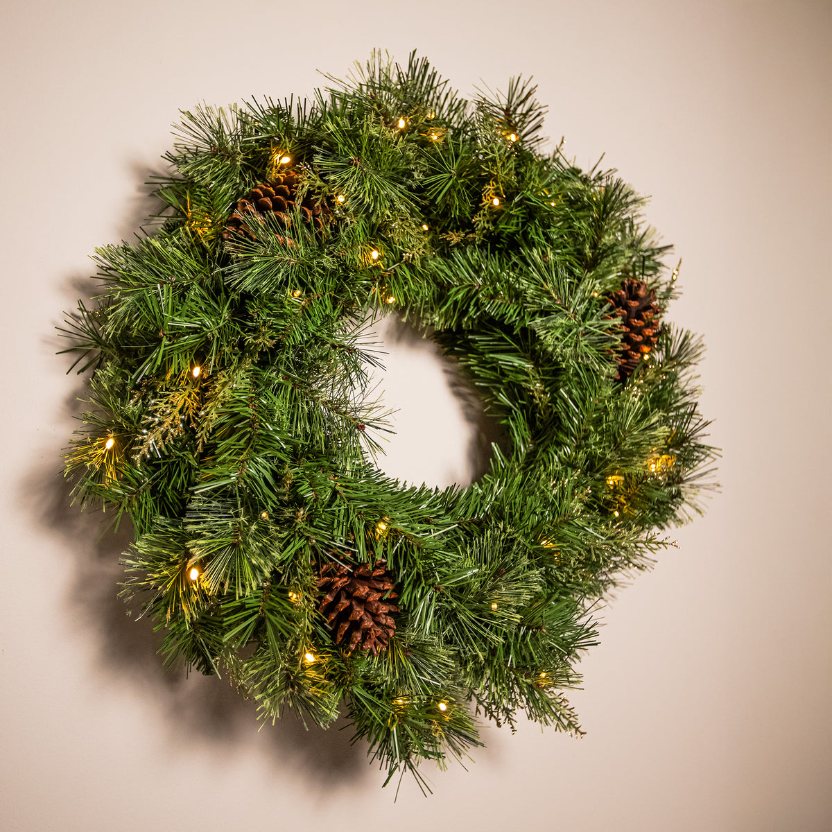 The Christmas Centre Hollingworth Spruce 24in (60cm) Prelit Christmas Wreath with Warm White Battery Operated LED Lights