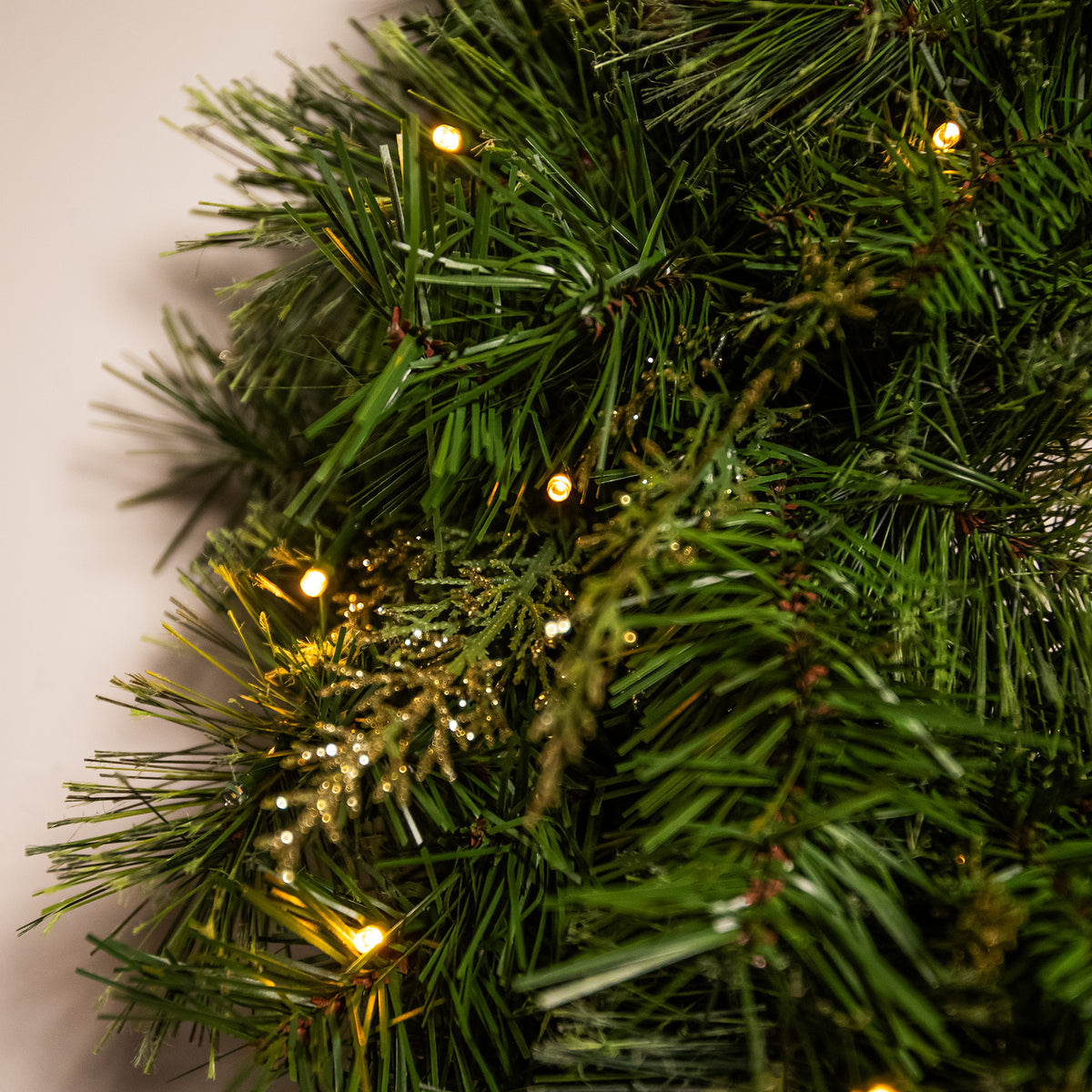The Christmas Centre Hollingworth Spruce 24in (60cm) Prelit Christmas Wreath with Warm White Battery Operated LED Lights