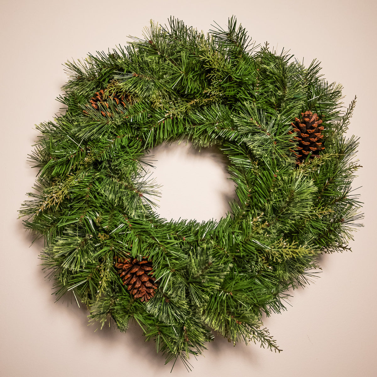 The Christmas Centre Hollingworth Spruce 24in (60cm) Prelit Christmas Wreath with Warm White Battery Operated LED Lights