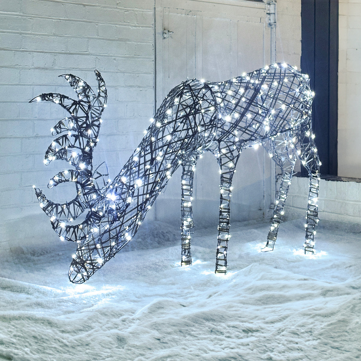 Pre-Lit Christmas Reindeer Light - 1M Grey Wicker Light Up Grazing Stag with 380 White LEDs